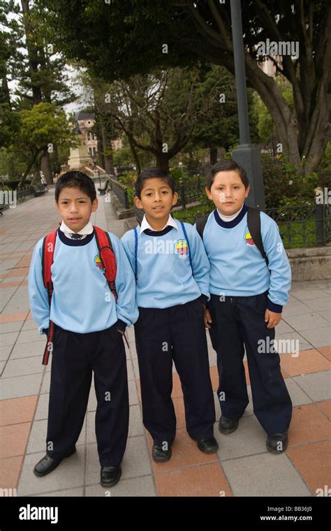 Muchachos de uniformes escolares en plaza principal Parque Abdón