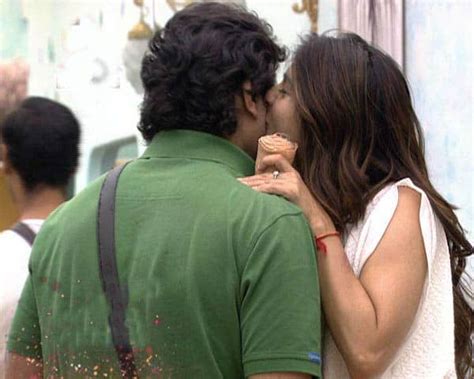 Bigg Boss 7 Tanishaa Mukherji Caught Kissing Armaan Kohli View Pic