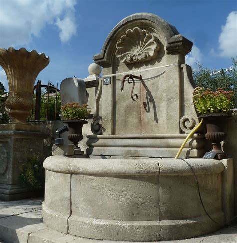 Grande fontaine murale en pierre naturelle de Provence patinée Saint