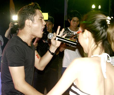 Hotboy The Voice hát bên vũ công bikini