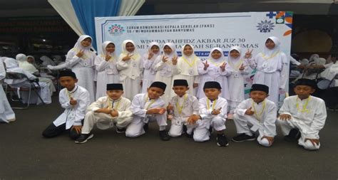 Siswa Siswi Mi Muhammadiyah Patikraja Mengikuti Wisuda Tahfidz Juz