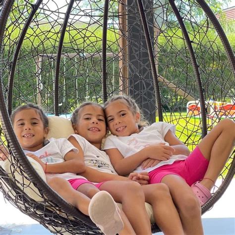 En bikini y con sus hijas Cinthia Fernández mostró su lujosa casa