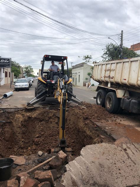 Rompimento de adutora deixa quatro bairros sem água nesta quarta feira