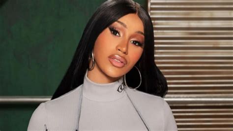 Cardi B Dipolisikan Buntut Dari Lempar Mikrofon Ke Penonton