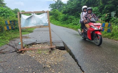 Jalan Poros Bintuni Rusak Dan Membahayakan Pengguna Jalan Dinas PUPR