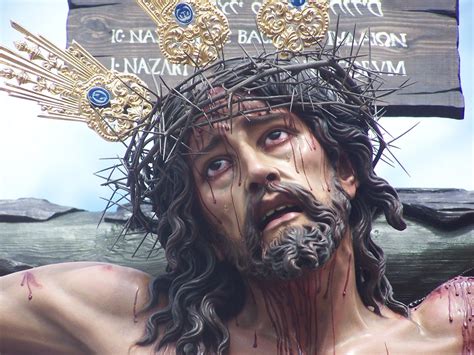 Jesús puesto en la agonía de la Cruz tened misericordia de los