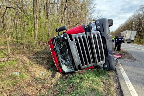 Accident rutier la Cotmeana pe Dealul Negru TIR răsturnat în decor