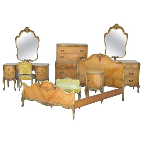 American Colonial Bedroom Furniture - 11 For Sale at 1stdibs