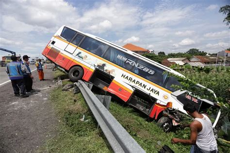 Bus Patas Harapan Jaya Terjungkal Di Tol Surabaya Mojokerto Hindari