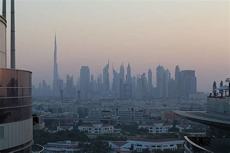 Fundo Deslumbrante Horizonte De Dubai Shopping Souk Al Bahar Dubai