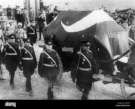 Mustafa kemal pascha atatürk Fotos und Bildmaterial in hoher