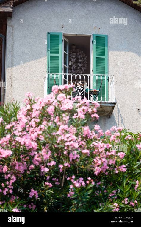 Bluhender Balkon Hi Res Stock Photography And Images Alamy