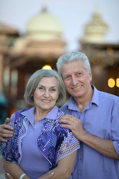 Feliz Pareja De Ancianos Abraz Ndose Foto Premium