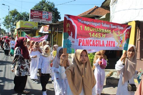 Ratusan Santri TPQ Semarakkan Pawai Taaruf PRNU Jumputrejo Peringati 1