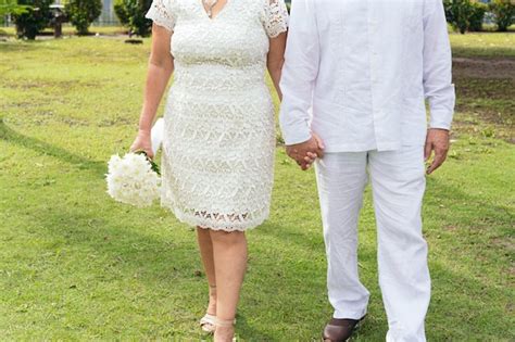 Novia Y Novio Tomados De La Mano En La Ceremonia De La Boda Foto Premium