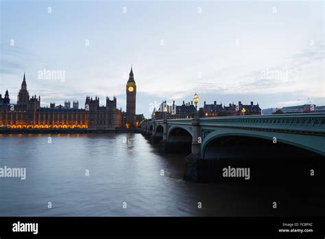 Big Ben et le Palais de Westminster à Londres au crépuscule la lumière