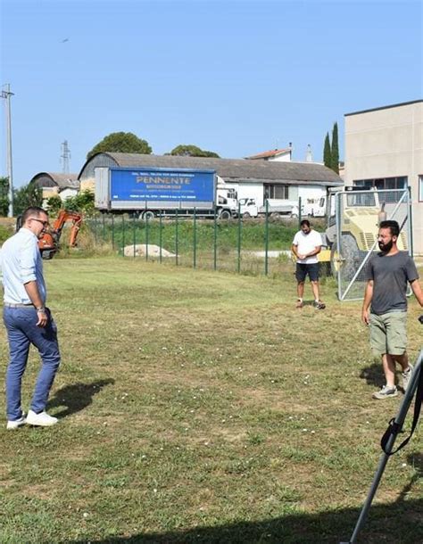 Via Ai Lavori Per Il Campo Da Basket Loggi Struttura Che Mancava