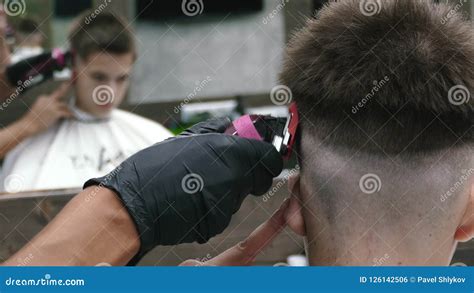 Barbershop El Hombre Elegante Hace Un Corte De Pelo En El Peluquero