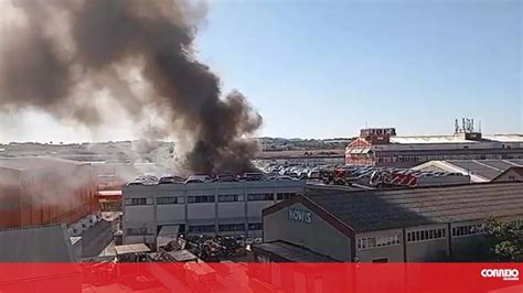 Mais de 200 carros destruídos em incêndio num armazém de aluguer de