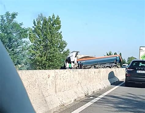 Accident mortal pe Centura de Vest Un şofer de TIR a murit strivit de