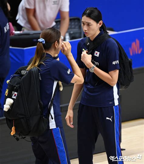 김연경 어드바이저 한유미 코치와 진지한 대화 포토