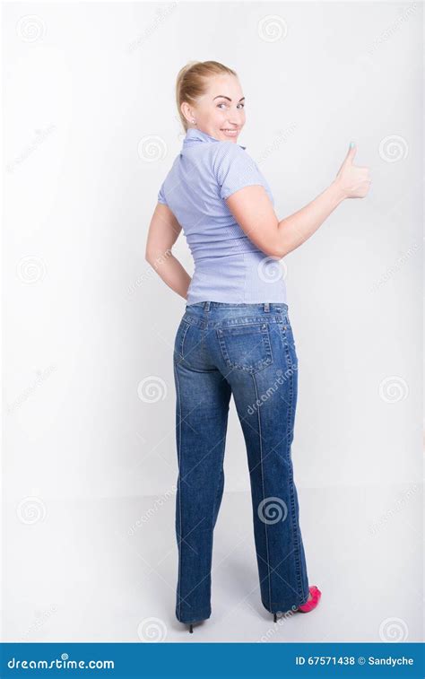 La Belle Jeune Fille Blonde Aux Longues Jambes Dans Des Jeans Et Une