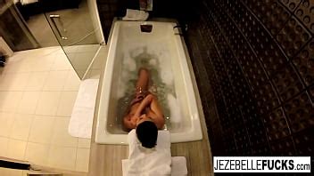 La sexy Jezebelle Bond se graba bañándose XVIDEOS