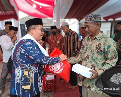 Silaturahmi Wabup Rendi Solihin Di Muara Badak Serahkan Sembako Kepada