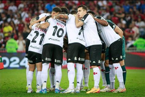 Antes De Embarque Jogadores Do Vasco Autografam Fotos Antigas Veja