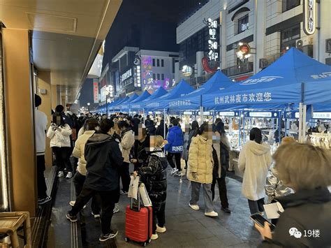 【直播中】杭州夜经济复苏！北方美女武林夜市卖多肉，小小摊位解一家燃眉之急张慰店里阿成