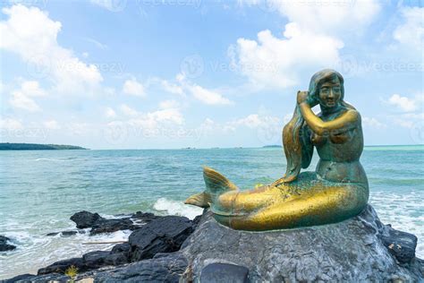 Golden mermaid statues on Samila beach. Landmark of Songkla in Thailand ...