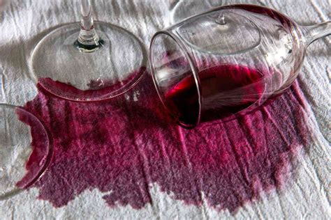 ways  remove red wine stains   clothes carpet