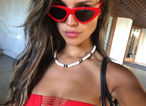 Eiza González luce cuerpazo en un ajustado bikini
