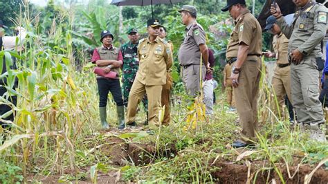 Pj Bupati Subang Tinjau Lokasi Terdampak Gempa Bumi Di Sukamelang Minta