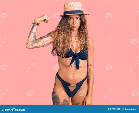 En Ung Historisk Kvinna Med Tatuering Som Bär Bikini Och Sommarhatt Stark Person Som Visar Sig