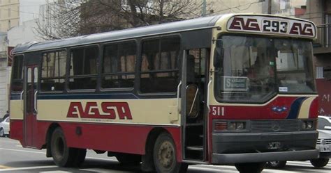 Iban drogándose en un colectivo de la Línea 293 y fueron detenidos en