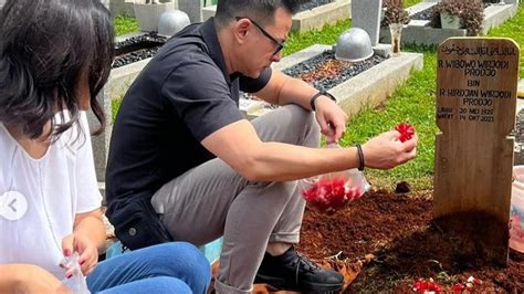 Potret Ira Dan Ari Wibowo Nyekar Ke Makam Sang Ayah Obati Rasa Rindu