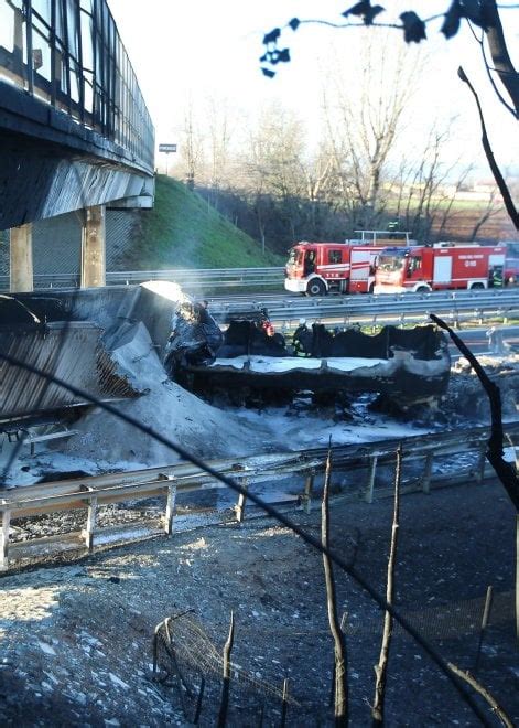 Cisterna In Fiamme Sulla A21 Le Cinque Vittime Sono Morte Carbonizzate