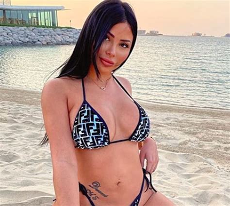 Maeva Ghennam très sexy en bikini avec sa perruque rose dans leau Hot