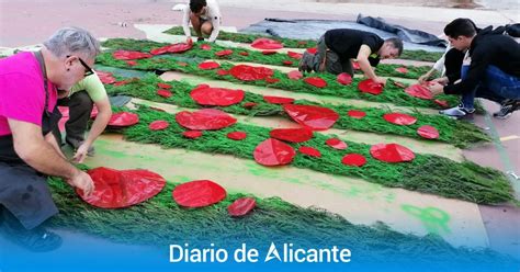 El Mercado Central Se Engalana Con Jardines Y Columnas Florales Para La