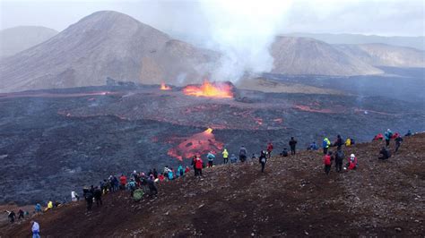 Indon Sie Un Volcan Entre En Ruption Sur L Le Dhalmahera Dans La