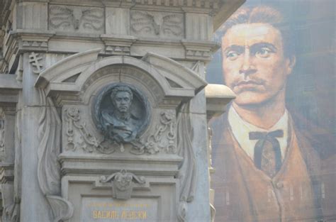 Пред паметника на Апостола