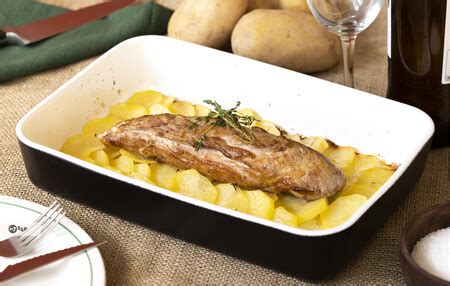 Solomillo de cerdo al horno con patatas receta fácil de asado con