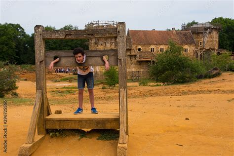 Un enfant dans un carcan Un garçon au pilori Torture au Moyen âge Un