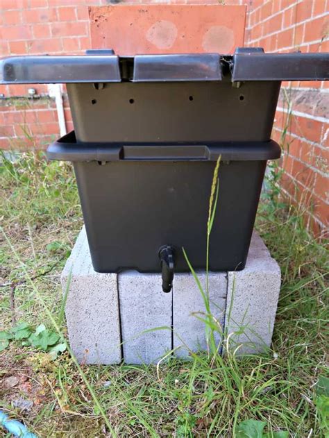 DIY Wormery: How To Make A Worm Compost Bin • Craft Invaders | Worm composting bin, Worm ...