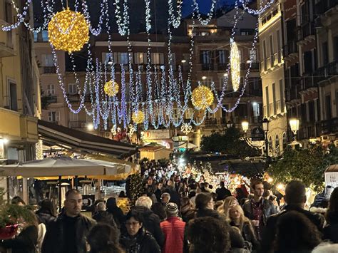 Cagliari Tutti Pazzi Per I Mercatini Di Natale Pienone Fra Corso E