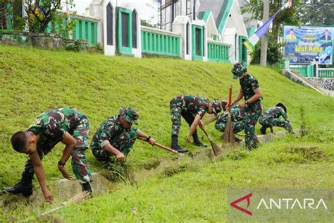 Korem 143 HO Gotong Royong Membersihkan Masjid Di Kendari ANTARA News