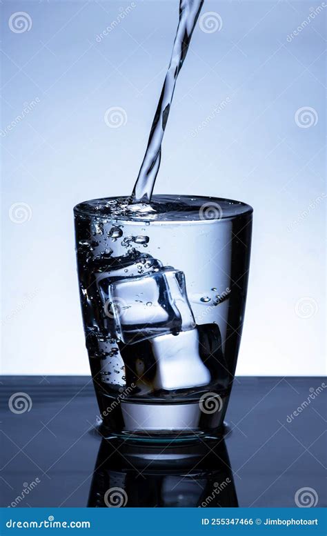 La Imagen De Verter Agua Potable En Un Vaso Foto De Archivo Imagen De