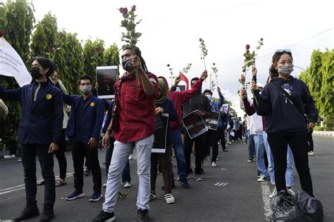 Tebar Mawar Di Jalan Kusumanegara Balairungpress