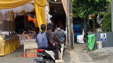 VIRAL LOKAL Tenda Hajatan Di Tengah Jalan Meruya Selatan Jakbar